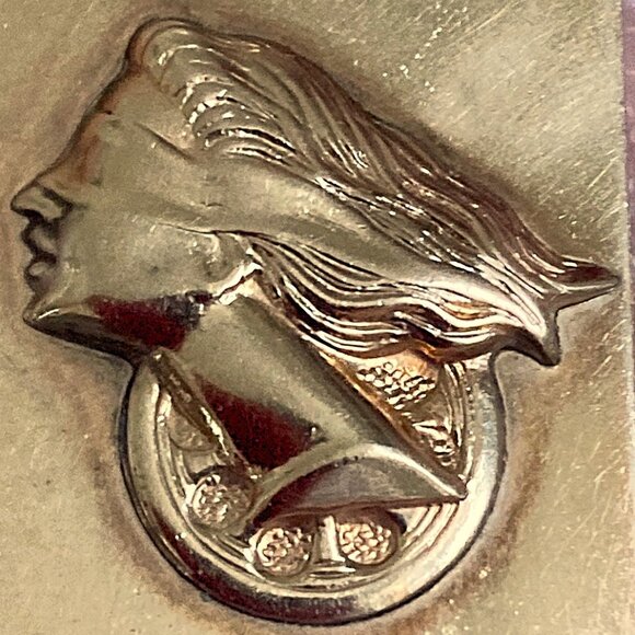 RESERVED Finely detailed Fortuna pendant in 10K solid gold - Picture 2 of 5